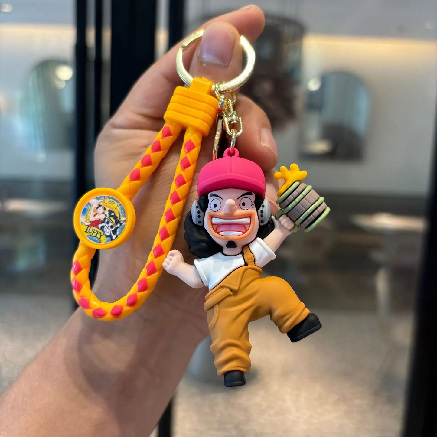 One Piece-figur som nyckelring – Usopp i gul actiondräkt