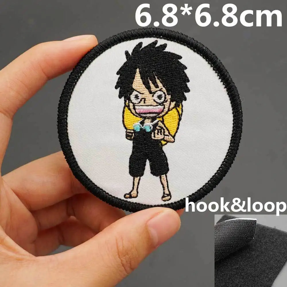 One Piece-märke – Monkey D. Luffy som barn (svart cirkel)