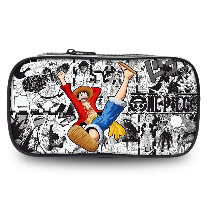 Piórnik One Piece – czarno-białe kolażowe logo mangi